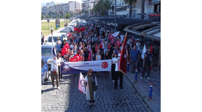 İzmir Demokrasi Üniversitesi'nden "Demokrasi Yürüyüşü"