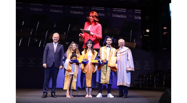 İzmir Ekonomi'de mezuniyet coşkusu