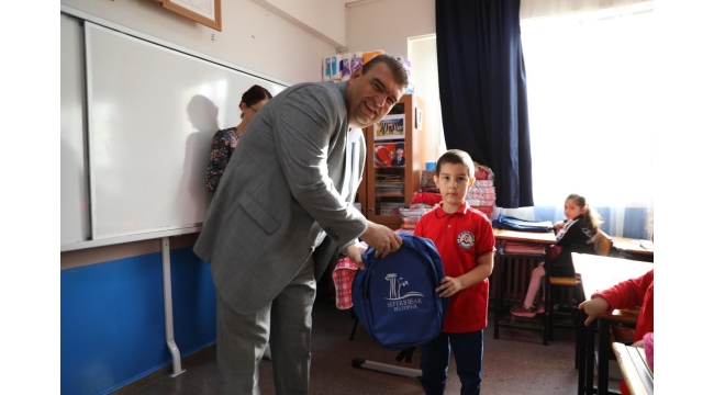 Seferihisar Belediyesi’nden çocuklara kırtasiye desteği