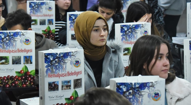 Kitaplar Başkan Karakayalı'dan