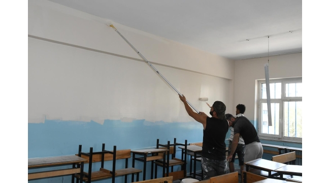 Karabağlar Belediyesi'nden okullara bakım onarım desteği