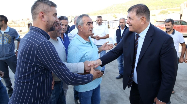 Başkan Tugay: “Esnaf ekonomik ve sosyal hayatın olmazsa olmazıdır!”