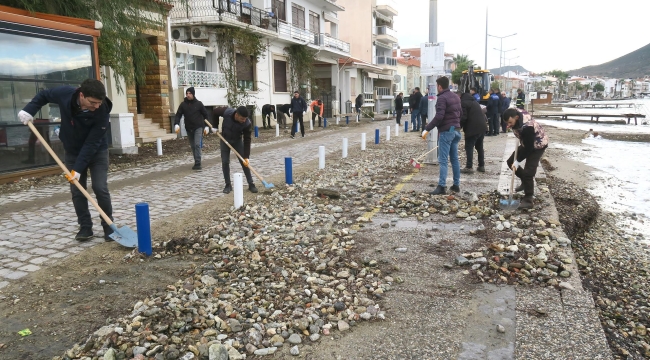 Foça'da fırtına izleri siliniyor