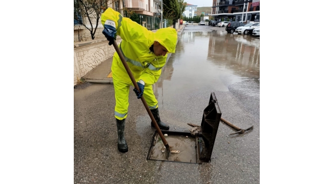 İzmir Büyükşehir Belediyesi ekipleri yağmur mesaisinde