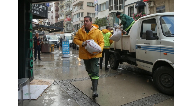 İzmir'deki esnafa kum torbası dağıtıldı