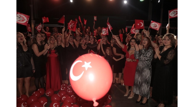 İzmirli iş kadınlarından Cumhuriyete yakışır kutlama