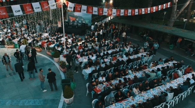 Çanakkale şehitleri Bornova'da çorba, hoşaf ve ekmekten oluşan iftar yemeğinde anıldı