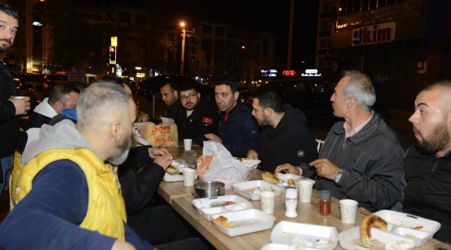 CHP’li Önal, taksicilerle sahurda buluştu