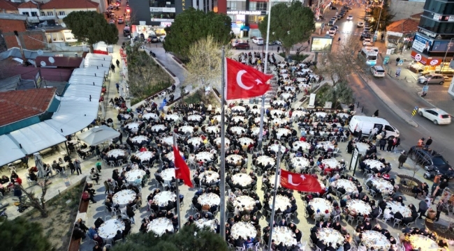 Gaziemir'de meydanın taştığı dev iftar!
