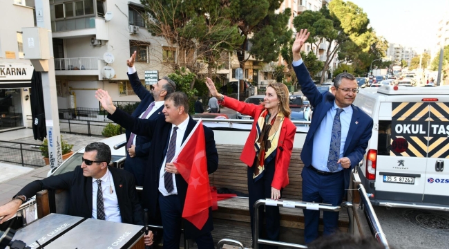 Özel ve Tugay üstü açık otobüsle İzmirliler’i selamladı