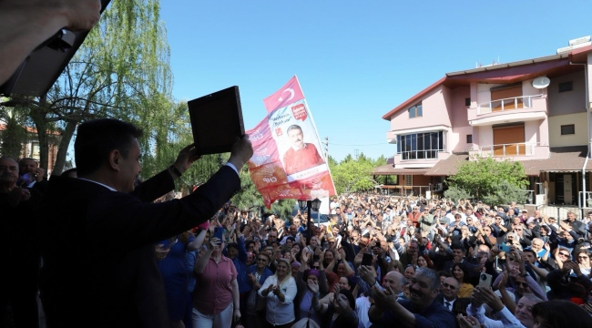 Dikili Belediye Başkanı Adil Kırgöz mazbatasını aldı