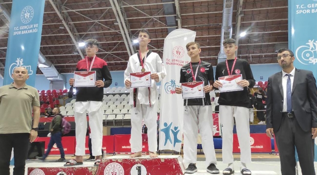 Foçalı taekwondocu yarı finali altınla geçti