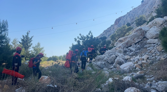 İzmir İtfaiyesi teleferikte mahsur kalanlar için kurtarma çalışmalarına katıldı