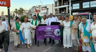 Karaburun’da tiyatro şöleni