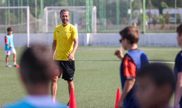 Profesyonel futbolcular geleceğin yıldızlarına hocalık yaptı