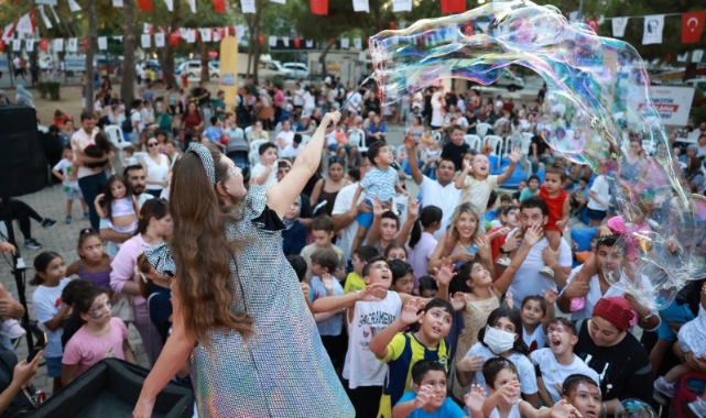 Bayraklı Sokak Festivali’nden renkli kareler