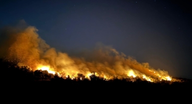 İzmir İtfaiyesi Buca'da başlayıp Gaziemir'e ulaşan yangına karşı siper oldu