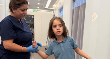 Tekerlekli sandalye ile geldi, annesinin elinden tutup çıktı 