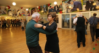 Ücretsiz salon dansları kursu