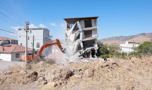 Bayraklı’da 5 katlı kaçak yapı yıkıldı