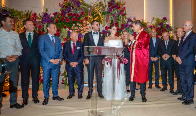 CHP Genel Başkanı Özgür Özel, Defne ve Mümtaz çiftinin düğün törenine katıldı