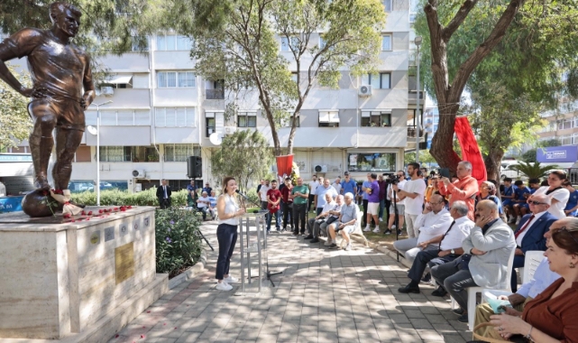 Taçsız Kral Metin Oktay heykeli önünde anıldı