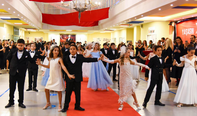 Cumhuriyet’in çınarları geleneksel baloda