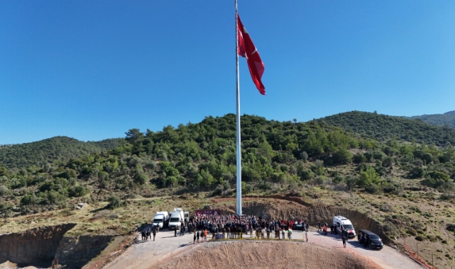 İzmir'de tarihi gün: 47 metrelik direğe Türk bayrağı çekildi
