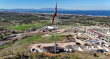 İzmir'de tarihi gün: 47 metrelik direğe Türk bayrağı çekildi