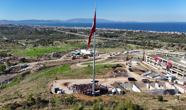 İzmir'de tarihi gün: 47 metrelik direğe Türk bayrağı çekildi