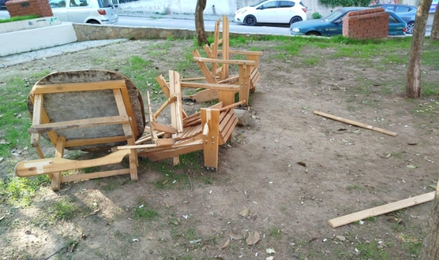 Şehir eşkıyaları parktaki bankları paramparça etti