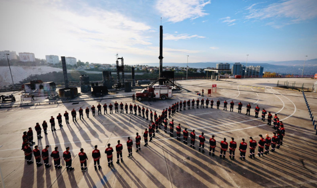 Ateşin kahramanları Ata'sı için saygı duruşunda 