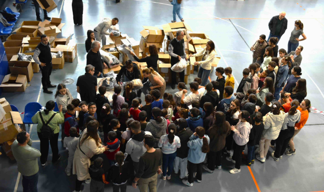 İAOSB Vakfı Kadınlar Kulübü, 800 çocuğa kışlık giysi desteği sağladı