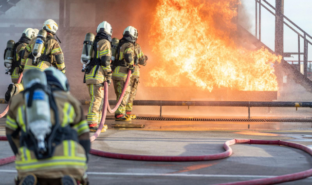 İzmir'de yeni itfaiye memurları göreve başladı