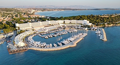 Altın Yunus Çeşme, Burcu Güneş ile yeni yıla girmeye hazırlanıyor