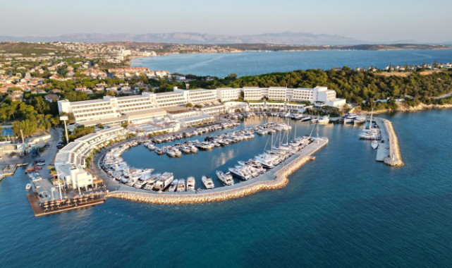 Altın Yunus Çeşme, Burcu Güneş ile yeni yıla girmeye hazırlanıyor