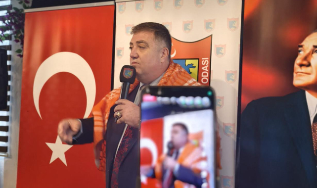 Başkan Erkan Özkan Menderes'te coşkulu konuşma ile gündemi salladı