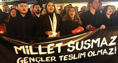 CHP'li gençler, yağmur altında özgürlük taleplerini yükseltti