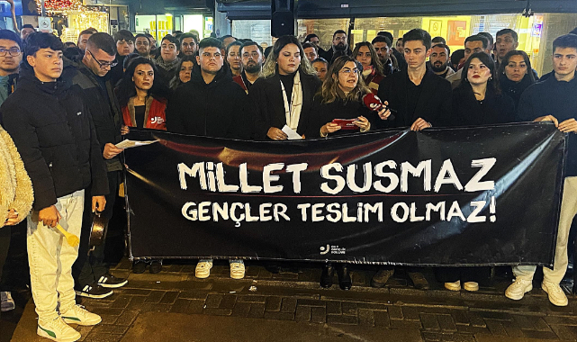 CHP'li gençler, yağmur altında özgürlük taleplerini yükseltti