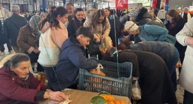 Ferit’in mandalina standı dolup taşıyor.