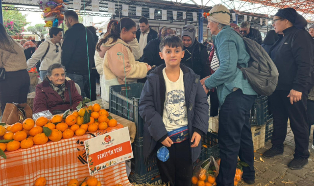 Ferit’in mandalina standı dolup taşıyor.
