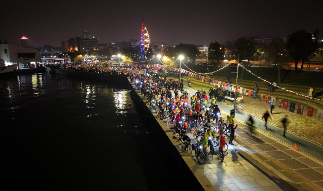 İzmirliler en uzun gecede ışık saçtı