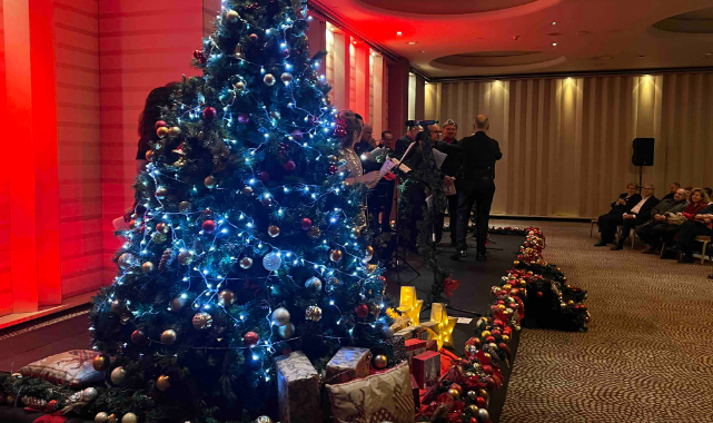 (Videolu Haber) 'Yılbaşı Ağacı' Noel şarkılarıyla ışıklandırıldı