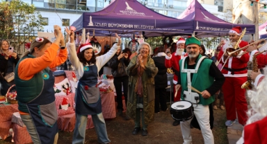 Yeni yıl pazarı şehri renklendiriyor