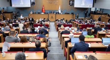 İzBB Meclisi'nde Başkan Tugay belgelerle yanıt verdi