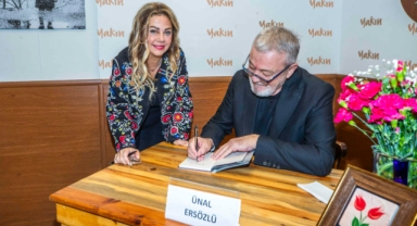 Gazeteci-Yazar Ünal Ersözlü 'Böğürtlen Öpücüğü'nü okurları için imzaladı