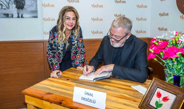 Gazeteci-Yazar Ünal Ersözlü 'Böğürtlen Öpücüğü'nü okurları için imzaladı