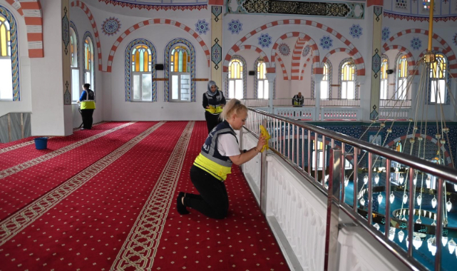 Karabağlar’da camilere ramazan temizliği