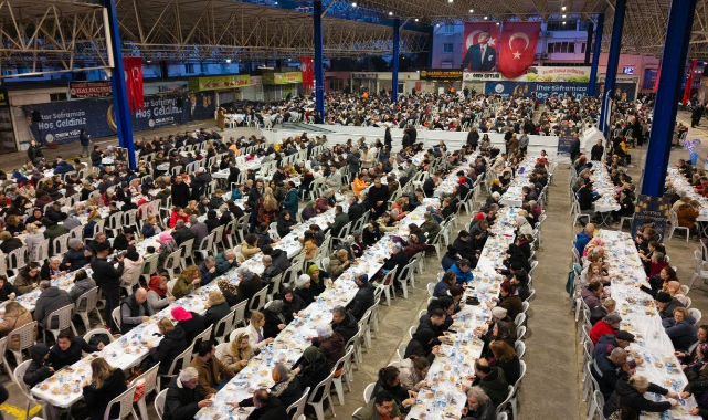 Balçova’da Kadir Gecesi’nde dayanışma sofrası kuruldu