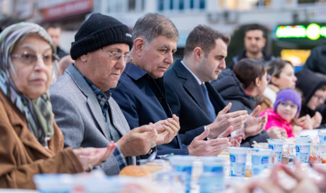 Başkan Tugay: Ne saraylara ne şatafatlı sofralara ihtiyacımız var